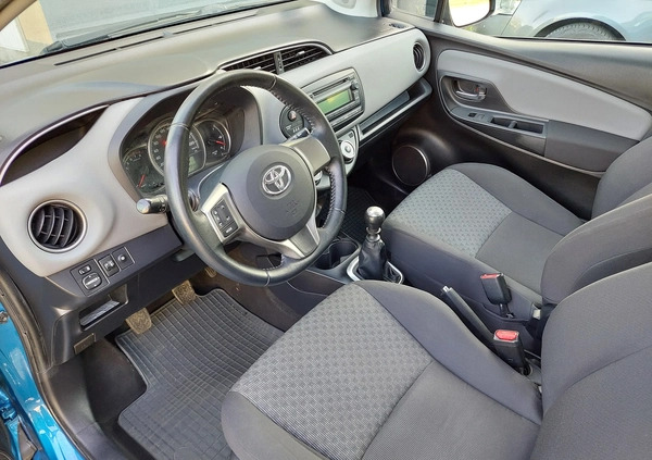 Toyota Yaris cena 42900 przebieg: 84900, rok produkcji 2015 z Sochaczew małe 106